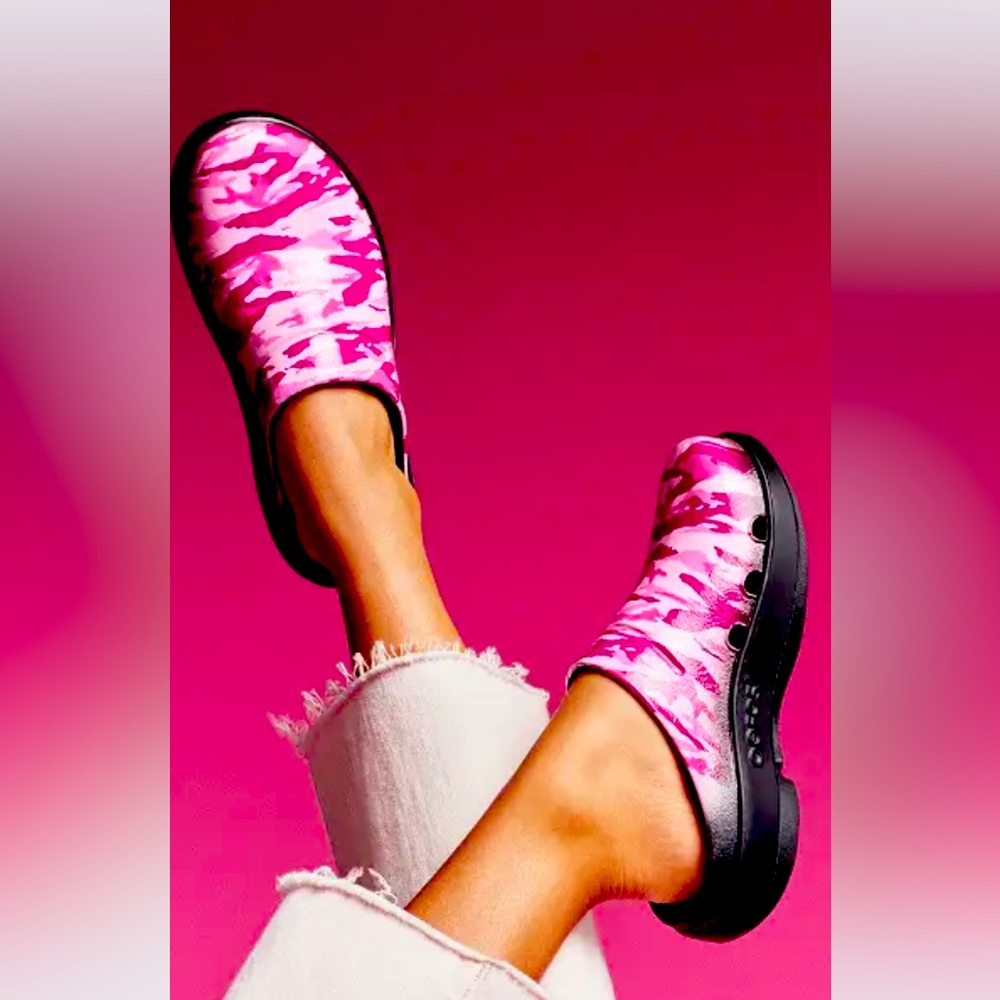 Breast Cancer Awareness pink camo OOFOS unisex clogs mules M10 W1/ EU43